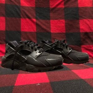Black Nike Huarache Runs